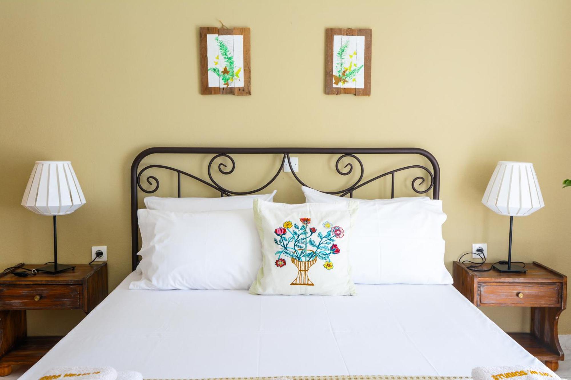 Heracles Guesthouse Ровіес Екстер'єр фото