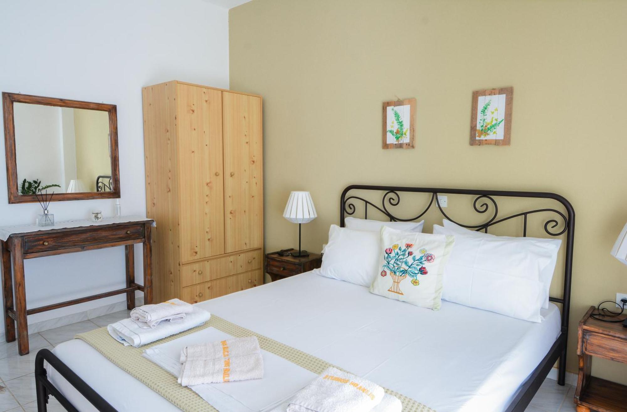 Heracles Guesthouse Ровіес Екстер'єр фото