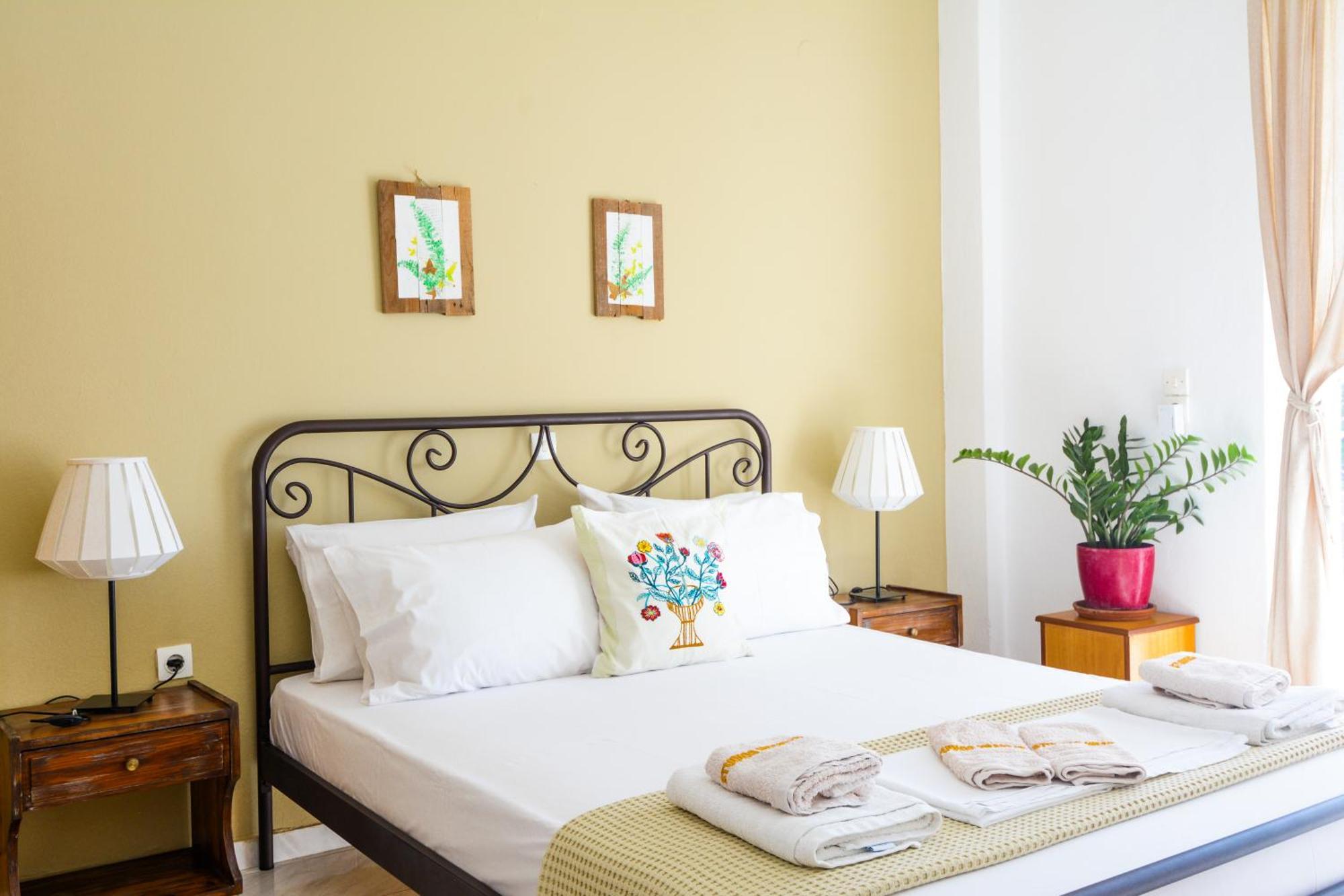 Heracles Guesthouse Ровіес Екстер'єр фото