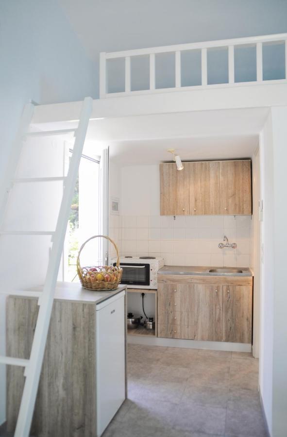 Heracles Guesthouse Ровіес Екстер'єр фото